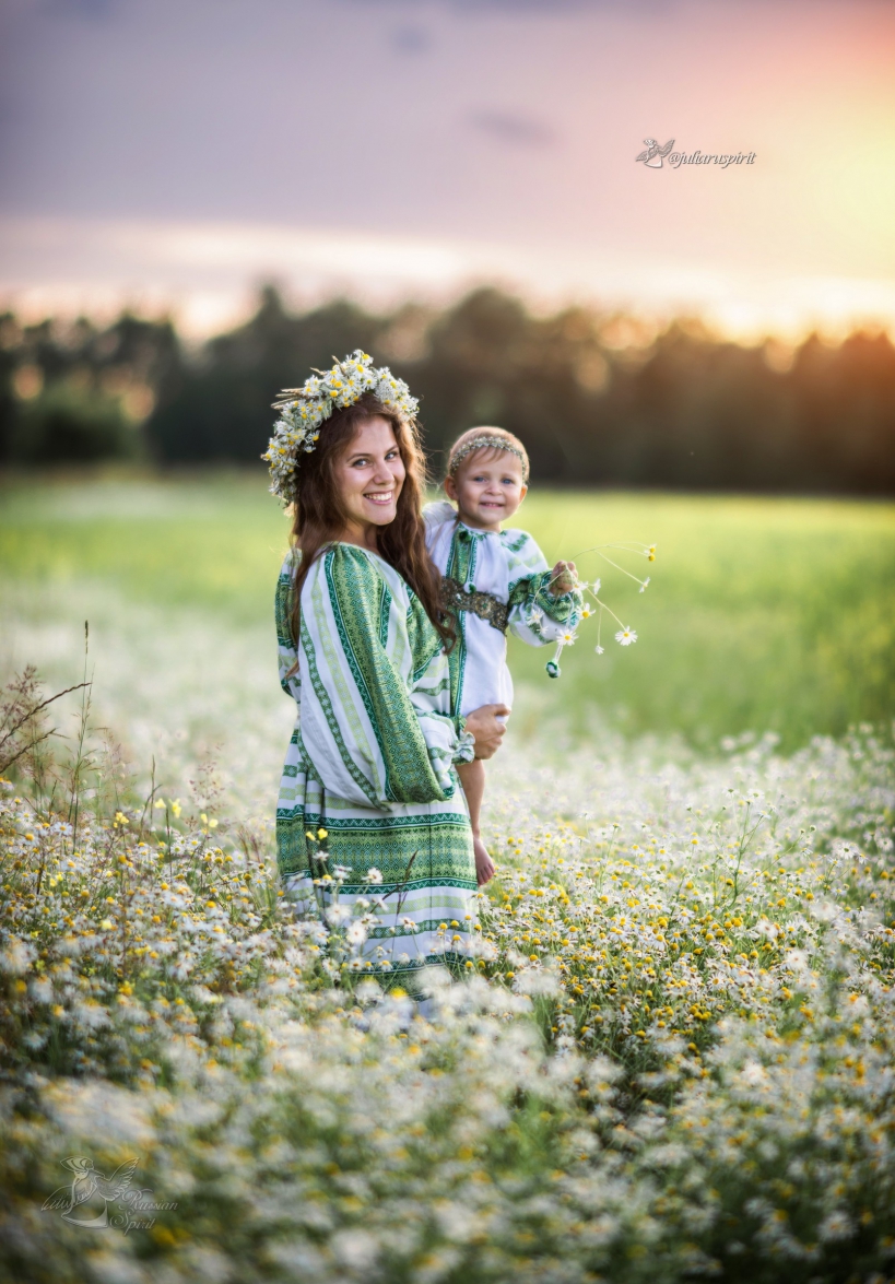 Мама с дочкой в ромашковом поле на закате