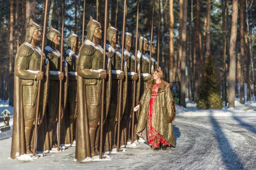Девушка в русском народном костюме с богатырями в Некотором царстве