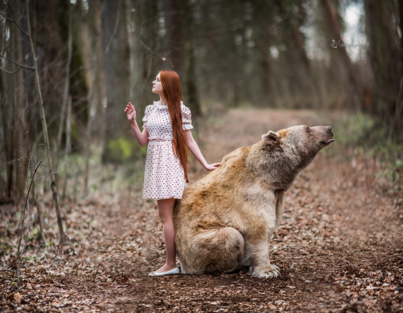 Девочка в платье с медведем