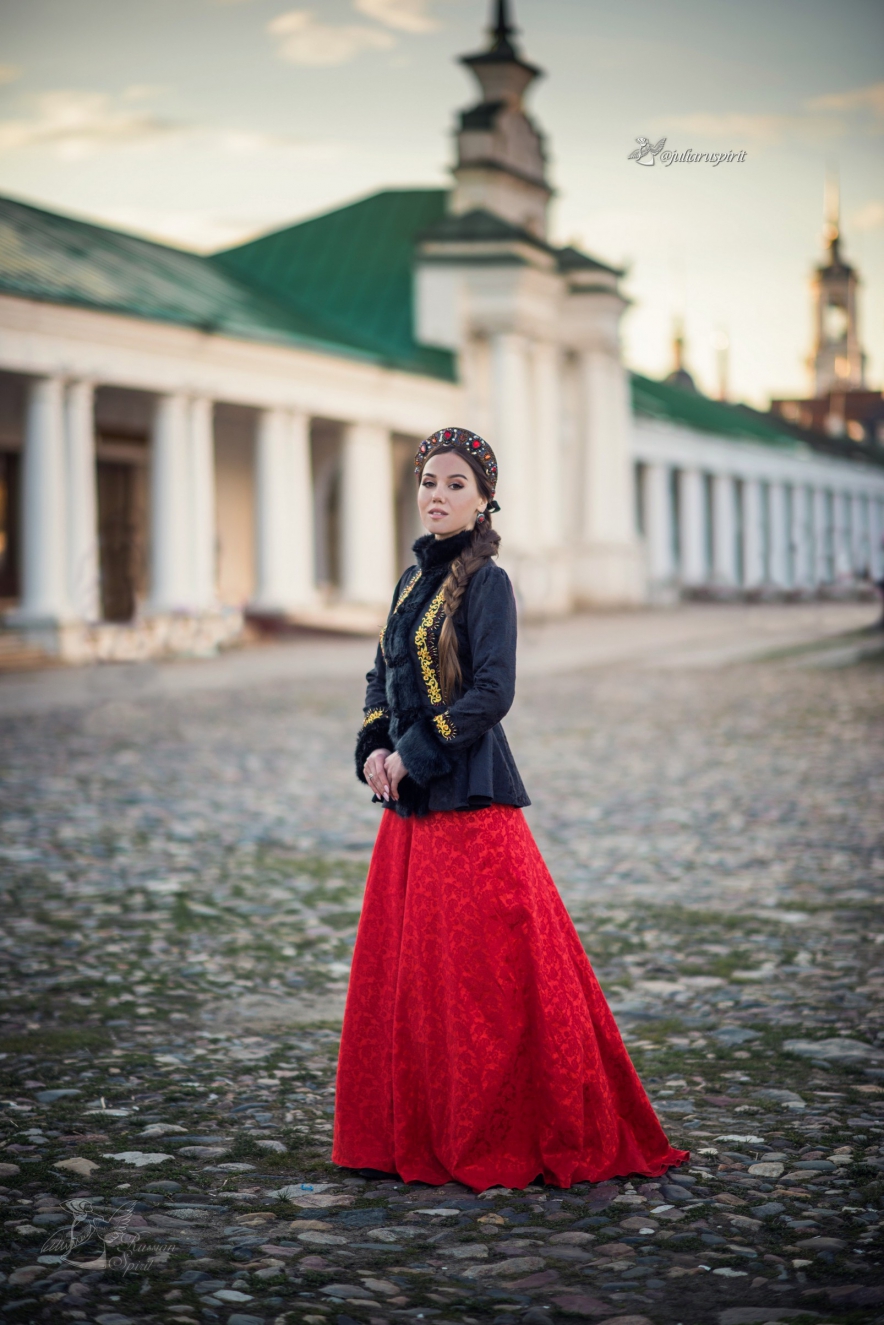 Фото девушки в Суздале в русском стиле