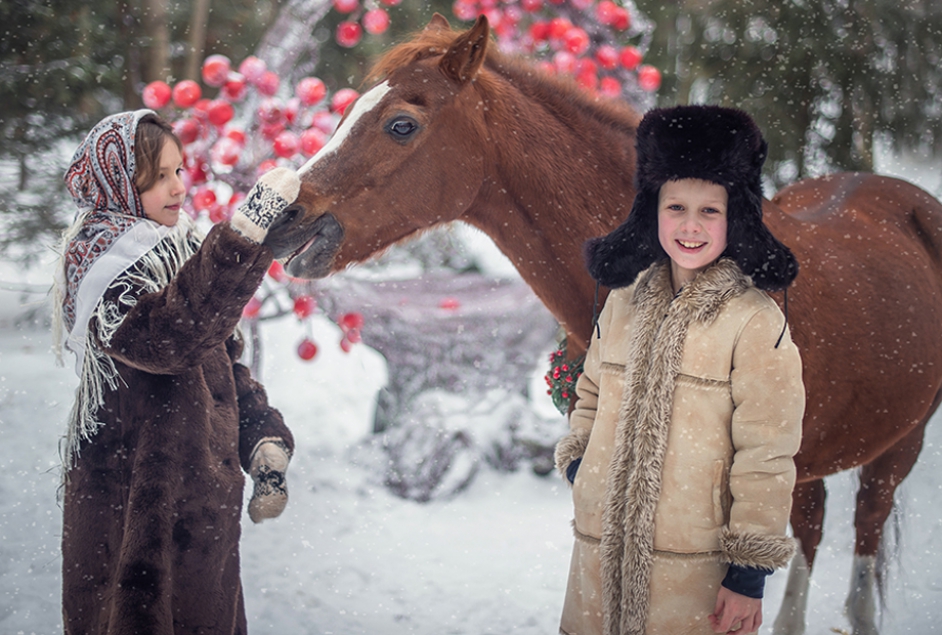 Фотосессия детей в русском стиле с жеребёнком
