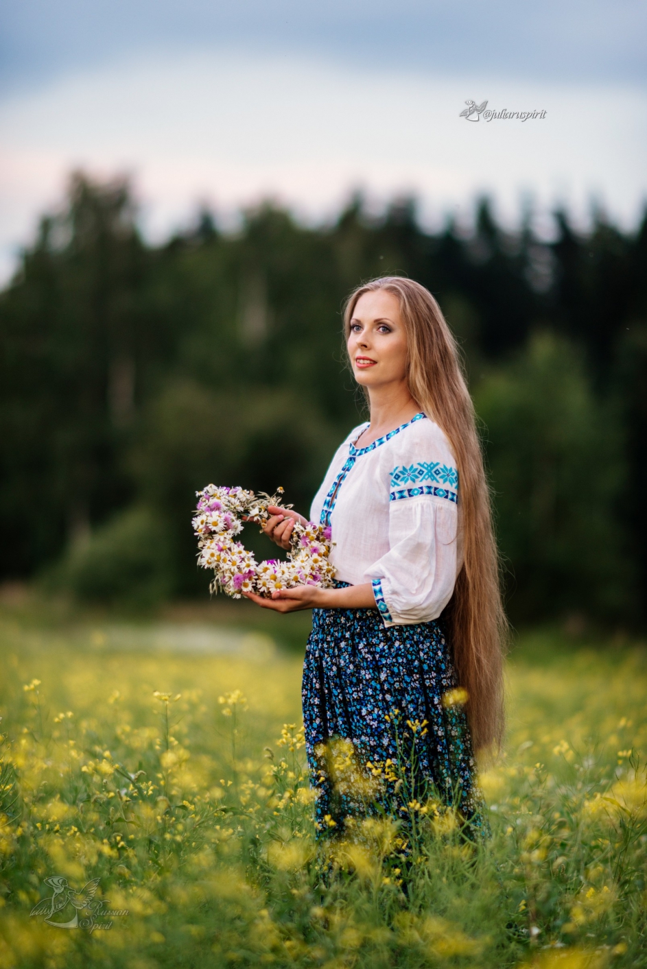 Девушка в русском народном костюме на лугу с венком