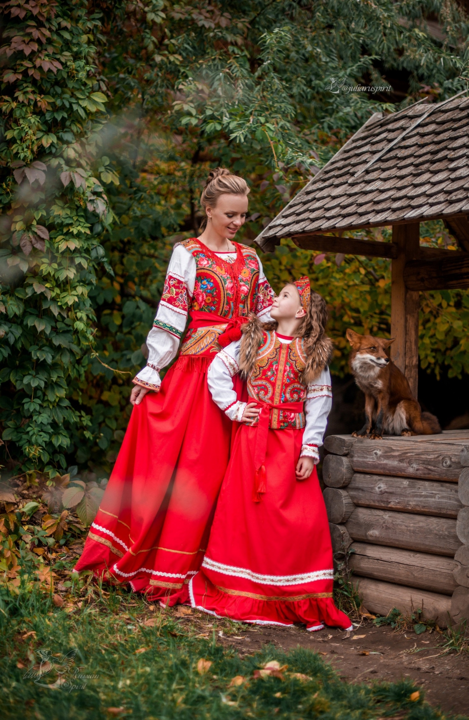 Дочка с мамой в платье в русском стиле у колодца с лисой
